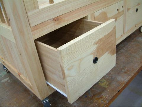 기저귀나 아기 옷...등 수납공간으로 헤펠레 레일로 서랍을 넣었습니다.